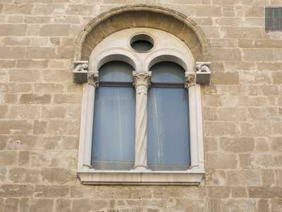 Sia la finestrella che il rosone mostrano raffinatezza con colonnine bianche dai capitelli decorati e animali stilofori a reggere gli archetti sovrastanti